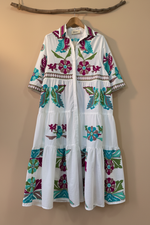Carregar imagem no visualizador da galeria, Vestido branco bordado frente - fundo estúdio
