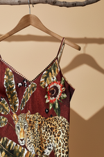 Load image in the gallery viewer,Vestido cabide - fundo bege 1
