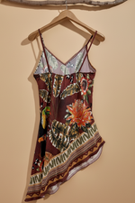 Load image in the gallery viewer,Vestido cabide - fundo bege 2
