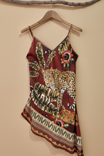 Load image in the gallery viewer,Vestido cabide - fundo bege 3
