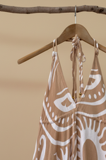 Carregar imagem no visualizador da galeria, Vestido cabide fundo bege - detalhe decote
