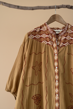 Chargez l'image dans la visionneuse de la galerie,Vestido camel detalhe
