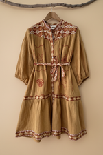 Chargez l'image dans la visionneuse de la galerie,Vestido camel frente com cinto
