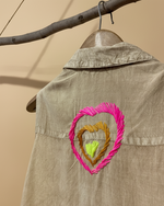 Carregar imagem no visualizador da galeria, Vestido camisa bordados neon com fundo de estúdio bege - detalhe coração
