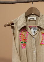 Carregar imagem no visualizador da galeria, Vestido camisa bordados neon com fundo de estúdio bege - detalhe
