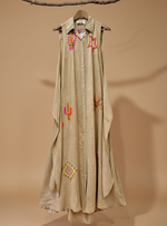 Carregar imagem no visualizador da galeria, Vestido camisa bordados neon com fundo de estúdio bege - frontal completa
