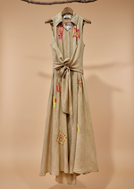 Carregar imagem no visualizador da galeria, Vestido camisa bordados neon com fundo de estúdio bege - frontal
