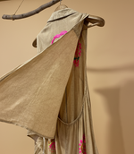 Carregar imagem no visualizador da galeria, Vestido camisa bordados neon com fundo de estúdio bege - lateral
