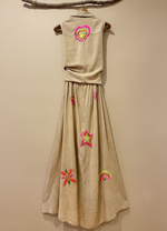 Carregar imagem no visualizador da galeria, Vestido camisa bordados neon com fundo de estúdio bege - traseira
