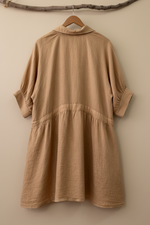 Carregar imagem no visualizador da galeria, Vestido Camisa Camel — Costas
