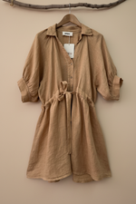 Carregar imagem no visualizador da galeria, Vestido Camisa Camel — Frente
