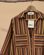 Carregar imagem no visualizador da galeria, Vestido camisa riscas com fundo de estúdio bege - detalhe
