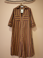 Carregar imagem no visualizador da galeria, Vestido camisa riscas com fundo de estúdio bege - frontal
