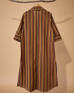 Carregar imagem no visualizador da galeria, Vestido camisa riscas com fundo de estúdio bege - traseira
