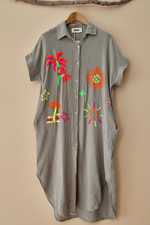 Carica l'immagine nel visualizzatore della galleria,Vestido camiseiro fundo bege 1
