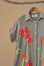 Carica l'immagine nel visualizzatore della galleria,Vestido camiseiro fundo bege 2
