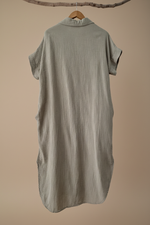 Carica l'immagine nel visualizzatore della galleria,Vestido camiseiro fundo bege 3
