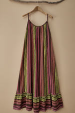 Carregar imagem no visualizador da galeria, Vestido castanho fundo bege 1
