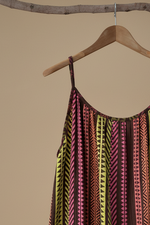 Carregar imagem no visualizador da galeria, Vestido castanho fundo bege 2
