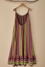 Carregar imagem no visualizador da galeria, Vestido castanho fundo bege 3

