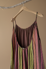 Carregar imagem no visualizador da galeria, Vestido castanho fundo bege 4
