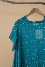 Carica l'immagine nel visualizzatore della galleria,Vestido chiffon teal detalhe — fundo bege estúdio
