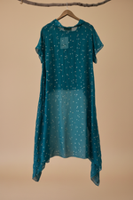 Carica l'immagine nel visualizzatore della galleria,Vestido chiffon teal frente 2 — fundo bege estúdio
