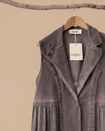Carica l'immagine nel visualizzatore della galleria,Vestido cinzento — close-up
