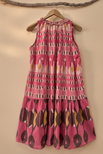Carica l'immagine nel visualizzatore della galleria,Vestido costas - fundo estúdio bege
