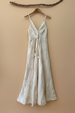 Cargue la imagen en el visor de la galería,Vestido creme — fundo bege estúdio
