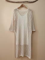 Carica l'immagine nel visualizzatore della galleria,Vestido crochet bege — frente estúdio
