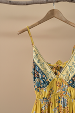 Cargue la imagen en el visor de la galería,Vestido curto floral - detalhe decote
