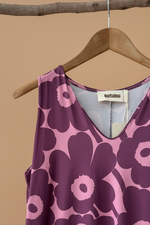 Carica l'immagine nel visualizzatore della galleria,Vestido detalhe decote - fundo bege estúdio
