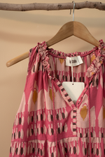 Carica l'immagine nel visualizzatore della galleria,Vestido detalhe decote - fundo estúdio bege
