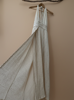 Load image in the gallery viewer,Vestido em cabide — fundo bege estúdio
