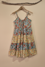 Carica l'immagine nel visualizzatore della galleria,Vestido floral cabide - fundo bege
