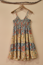 Carica l'immagine nel visualizzatore della galleria,Vestido floral smocking - fundo bege
