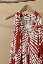 Carica l'immagine nel visualizzatore della galleria,Vestido folhas — detalhe decote

