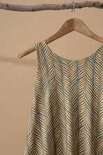 Carregar imagem no visualizador da galeria, Vestido folhas dourado - detalhe decote
