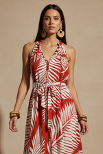 Carica l'immagine nel visualizzatore della galleria,Vestido folhas — modelo frente com cinto
