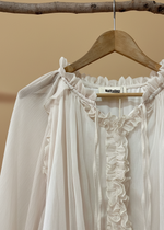 Carica l'immagine nel visualizzatore della galleria,Vestido folhos bege - detalhe
