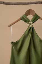 Carregar imagem no visualizador da galeria, Vestido halter verde detalhe
