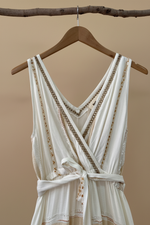 Carregar imagem no visualizador da galeria, Vestido ivory borlas - detalhe decote
