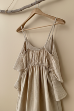 Carregar imagem no visualizador da galeria, Vestido linho camel - fundo bege estúdio 4

