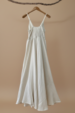 Cargue la imagen en el visor de la galería,Vestido liso creme — fundo bege estúdio
