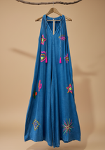Load image in the gallery viewer,Vestido maxi azul frontal com fundo de estúdio
