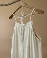 Carregar imagem no visualizador da galeria, Vestido maxi bordado com fundo de estúdio bege - detalhe alças
