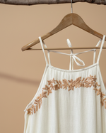 Carregar imagem no visualizador da galeria, Vestido maxi bordado com fundo de estúdio bege - detalhe busto
