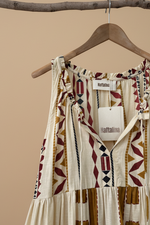 Carregar imagem no visualizador da galeria, Vestido oversize tribal - detalhe decote
