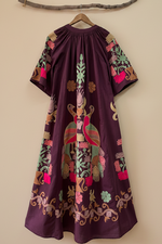Carregar imagem no visualizador da galeria, Vestido pavões costas — fundo bege estúdio
